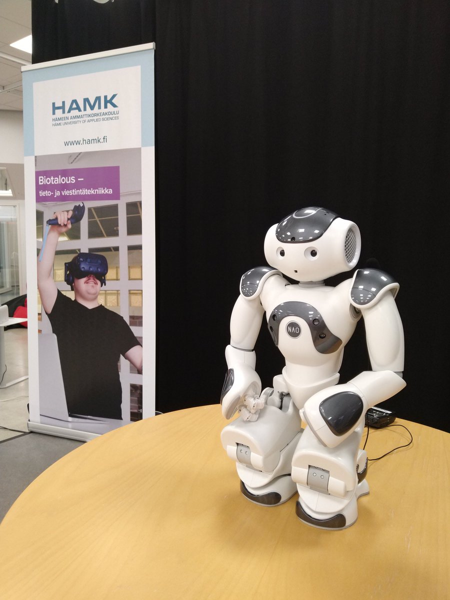 Juhlan tuntua ilmassa! <a href="/HAMK_UAS/">HAMK UAS</a> tekniikan koulutusten henkilöstö tapaa pitkästä aikaa kasvokkain kehittämispäivässä. Aamujumpan veti B-inssi -robotti. #tekniikka #amk #robotti