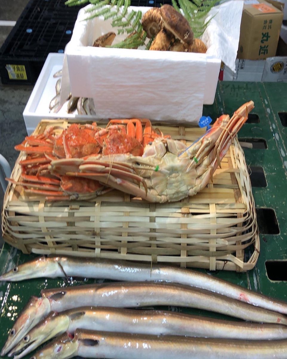 MarutomoNaha's tweet photo. 丸友では鮮魚のお取り寄せを承っております✨
「蟹」「鱧」「松茸」などなど沖縄では手に入りにくい食材もお楽しみいただけますよ〜🤗
お気軽にお問い合わせくださいませ❗️
#丸友総本店 #海鮮丼 #海鮮ダイニング #海鮮居酒屋 #沖縄グルメ #那覇グルメ #テイクアウト　#お魚取り寄せ  #のうれんプラザ https://t.co/it1AsIFgnq