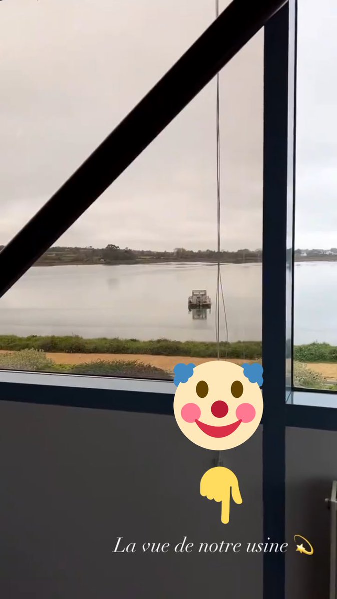 RomaneBttncrt's tweet image. Donc ça fait 2 mois que « sa marque » de cosmétique est dispo à la vente, qu’elle est censé produire  dans « son » usine depuis plus de 8 mois, en Bretagne, à 50 minutes de Paris, et elle n’y a encore jamais mis les pieds ?! Ahahah #marqueblanche #noholita #jnspj