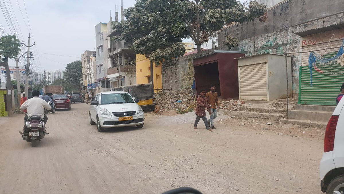 SVR_Tweets's tweet photo. Peeramcheruvu approach road Footpath occupation in full force. Where do you expect pedestrians to walk. Half the road is lost due to these unauthorised shops and no action by @bandlagudajagir @arvindkumar_ias @Goudmla @KTRTRS https://t.co/WXF8X083R8
