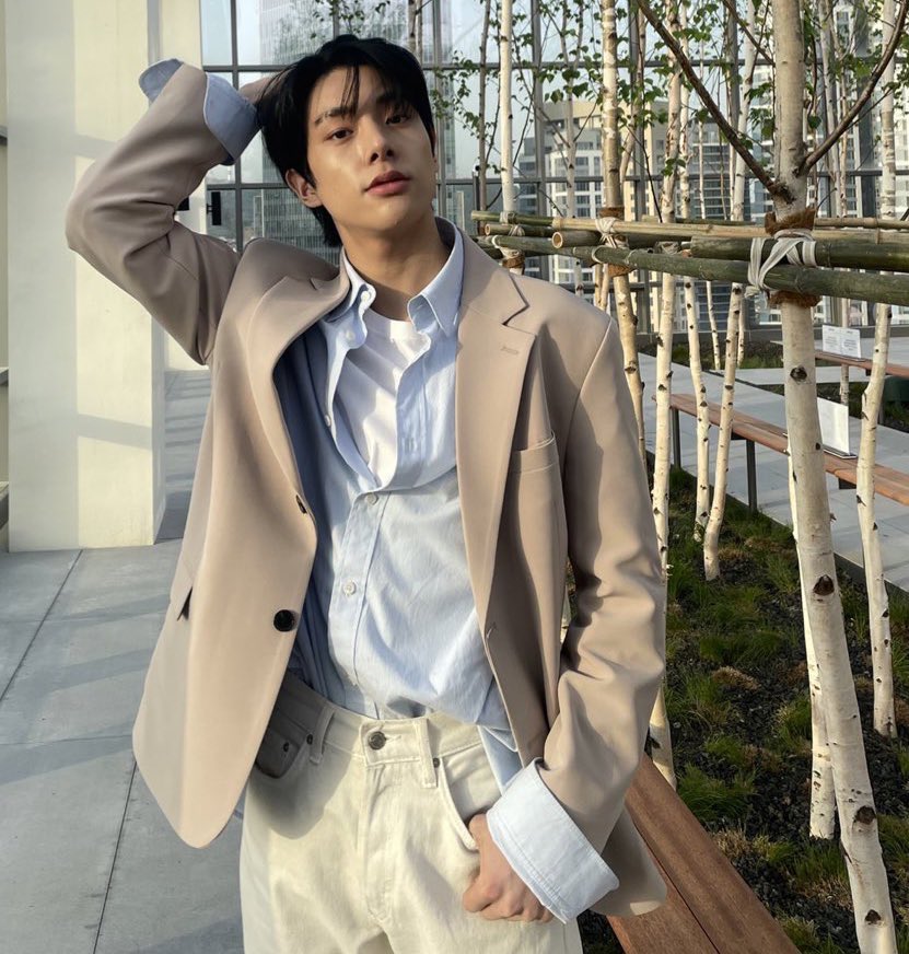 zzangsnoo's tweet photo. Hands in pocket 

#ENSD #ENGENESelcaDay #JAKE https://t.co/roIgK1otUO
