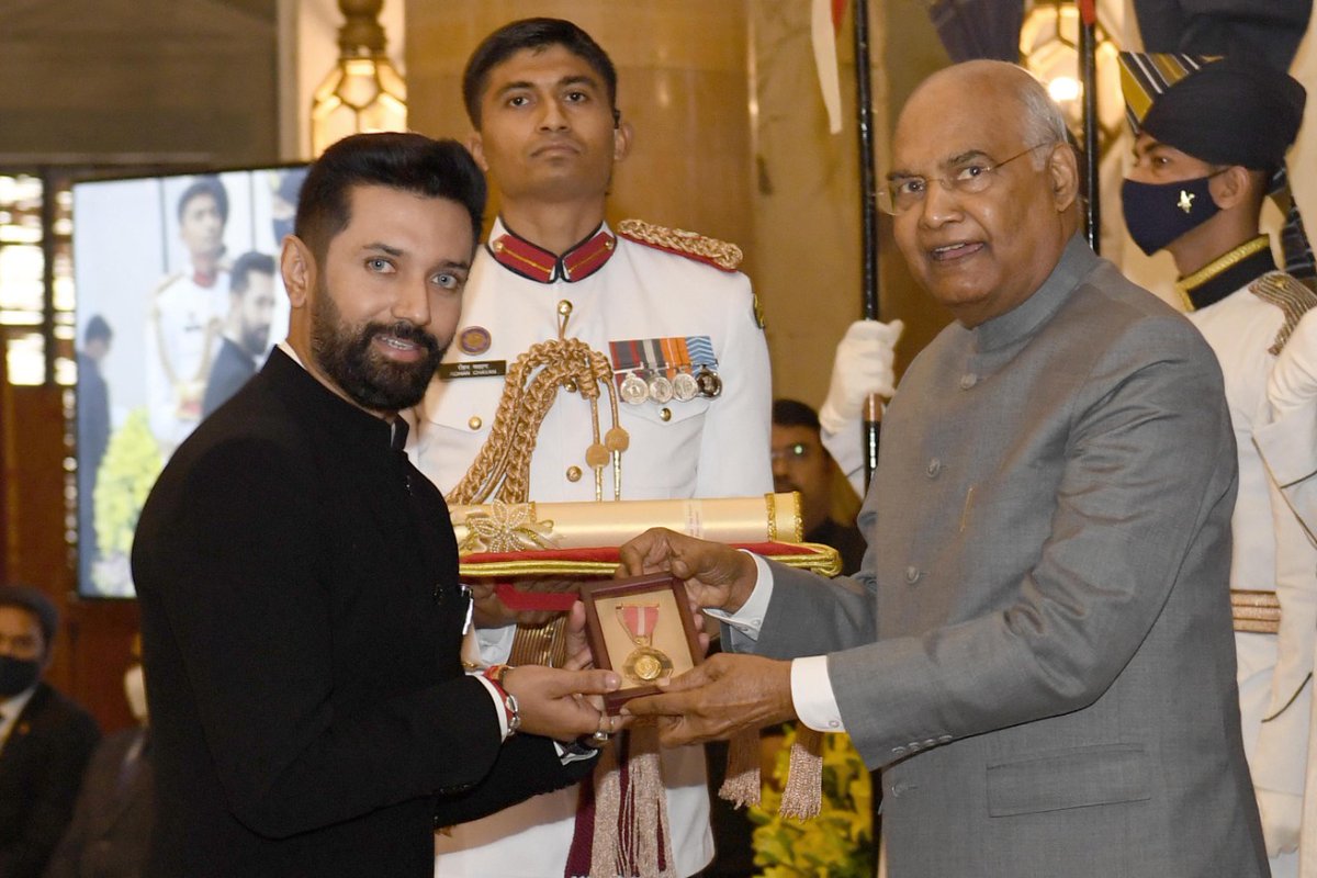 rashtrapatibhvn's tweet photo. President Kovind presents Padma Bhushan to Shri Ram Vilas Paswan (Posthumous) for Public Affairs. A Dalit leader from Bihar, Shri Paswan won as many as nine Lok Sabha elections and served as a Cabinet Minister in various Ministries. https://t.co/2FzVLcqxqn