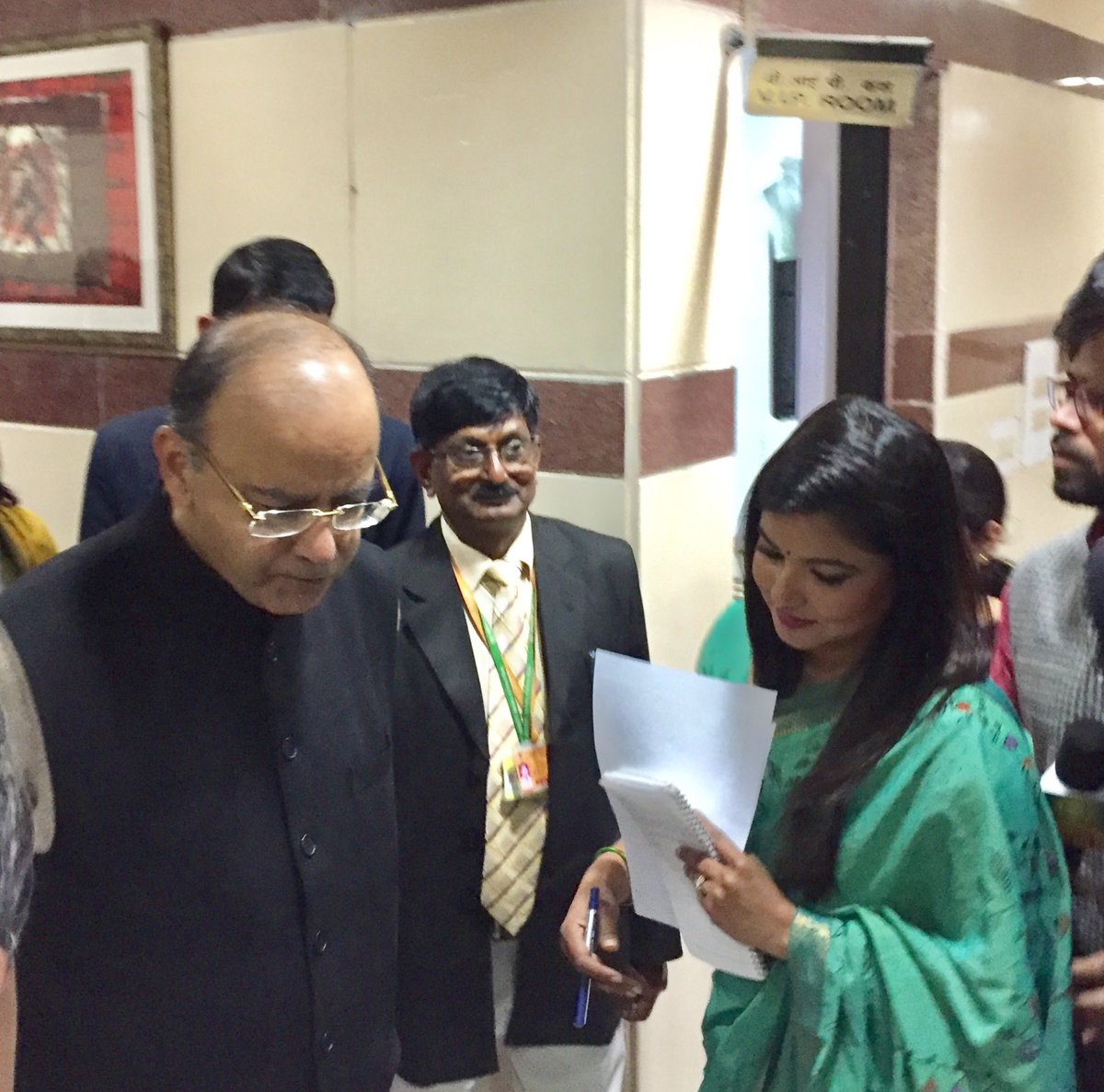 anjusinghdd's tweet photo. Shri @arunjaitley ji conferred the #PadmaVibhushan #award.He would always be remembered for his vision & contribution for the country. My interaction with him for @DDKisanChannel post #Buget2017 https://t.co/xiPJEuRuaT