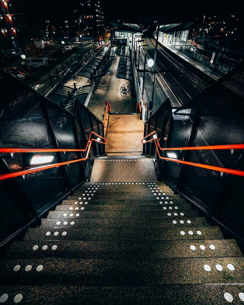 Life is like walking stairs, your either going down or up or vice versa... just like life...
#canon #canoneosr5 #liveforthestory #canon1740mm #wideanglelens #wideanglephotography #cityscpaes #symmetrykillers #assendeft #instabanger #mirrolesscamera #nightphotography #teamcanon