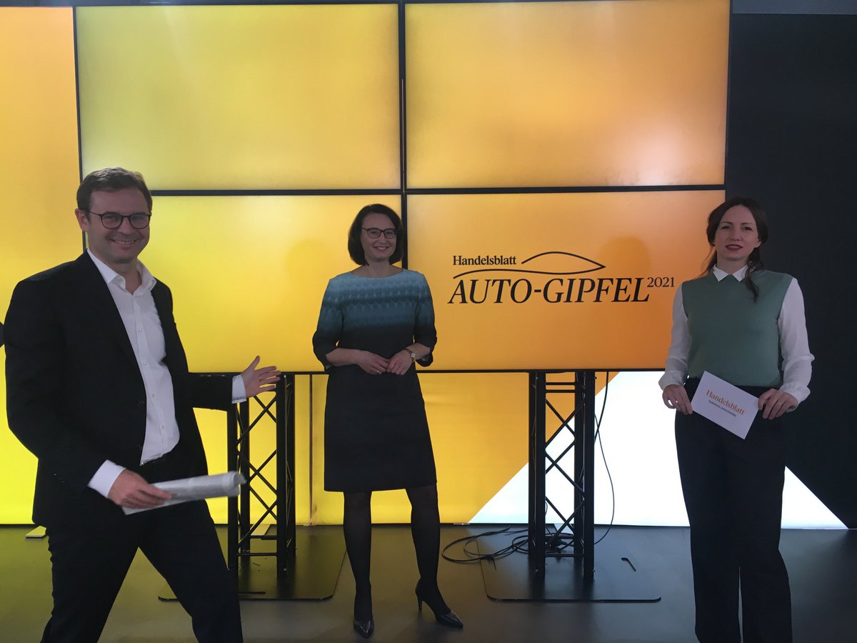 MarkusFasse's tweet photo. Auftakt zum Autogipfel 2021, mit meinen Kolleginnen ⁦@kirstenludowig⁩ und ⁦@IKarabasz⁩. Heute erster Tag mit Schwerpunkt Zulieferindustrie - zwischen Chipmangel und Transformation. Stay tuned. #hbautogipfel #autogipfel21 https://t.co/xRVOx6zzNN
