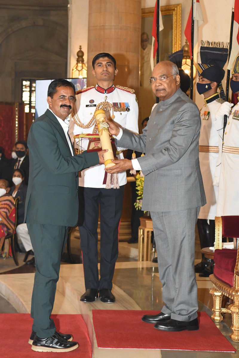 rashtrapatibhvn's tweet photo. President Kovind presents Padma Shri to Shri Dadudan Gadhavi (Kavi “Daad”) (Posthumous) for Literature and Education. He was a renowned Gujarati poet and folk singer. He has immensely contributed to Gujarati poetry through his work. https://t.co/LlPGaf8TxX