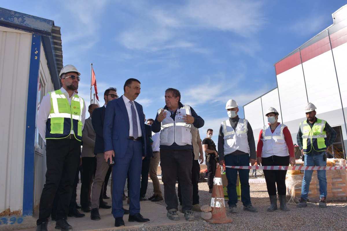 SiirtValiligi's tweet photo. Valimiz Osman Hacıbektaşoğlu, yatırım bedeli 102 milyon dolar olarak belirlenen, Siirt Organize Sanayi Bölgesinde yapım inşaatı tamamlanmak üzere olan Türkiye’nin ilk çinko metal külçelerini üretecek ’Lineer Metal Çinko Fabrikası’nı ziyaret ederek, incelemelerde bulundu. https://t.co/KwZF0chxb1