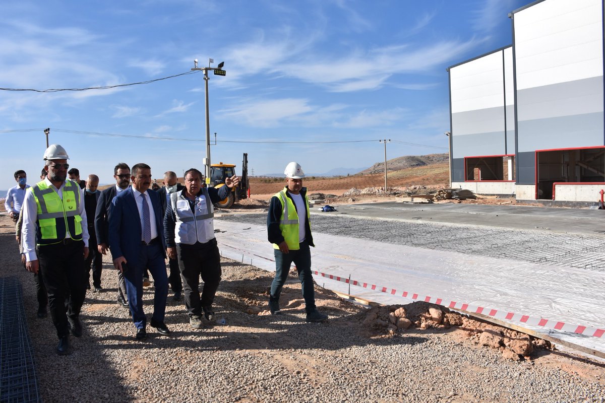 SiirtValiligi's tweet photo. Valimiz Osman Hacıbektaşoğlu, yatırım bedeli 102 milyon dolar olarak belirlenen, Siirt Organize Sanayi Bölgesinde yapım inşaatı tamamlanmak üzere olan Türkiye’nin ilk çinko metal külçelerini üretecek ’Lineer Metal Çinko Fabrikası’nı ziyaret ederek, incelemelerde bulundu. https://t.co/KwZF0chxb1