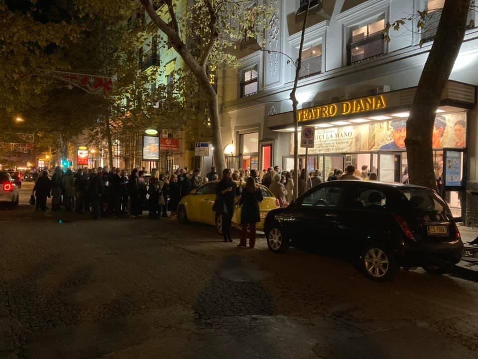 #metticilamano <a href="/teatro_diana/">teatro diana</a>  <a href="/antoniomilo1/">antonio milo</a> <a href="/AdrianoFalivene/">Adriano Falivene</a> <a href="/ElisabettaMirra/">Elisabetta Mirra</a> <a href="/AlexDAlatri/">Alessandro D'Alatri</a> il teatro pieno ogni sera è il più grande e prestigioso premio che un attore, un regista e un produttore possa ricevere. Grazie per il vostro affetto!! Viva il teatro ❤️