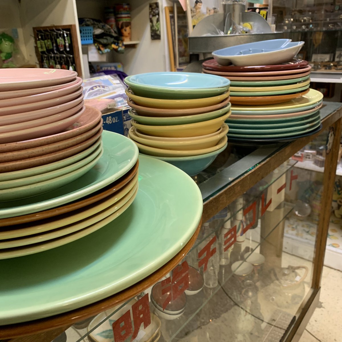 usd_yokohama's tweet photo. Bauerなど　アメリカのヴィンテージ食器が入荷しました！

これから掃除して、値段つけて、陳列していきます！

@collectors_mall 

#ForSale
#通販OK
#VintageKitchenware
#VintageDishware
#アメリカンヴィンテージ
#アメリカンアンティーク
#ヴィンテージ食器
#アメリカン50s
#アメリカンダイナー https://t.co/0f71do16UG