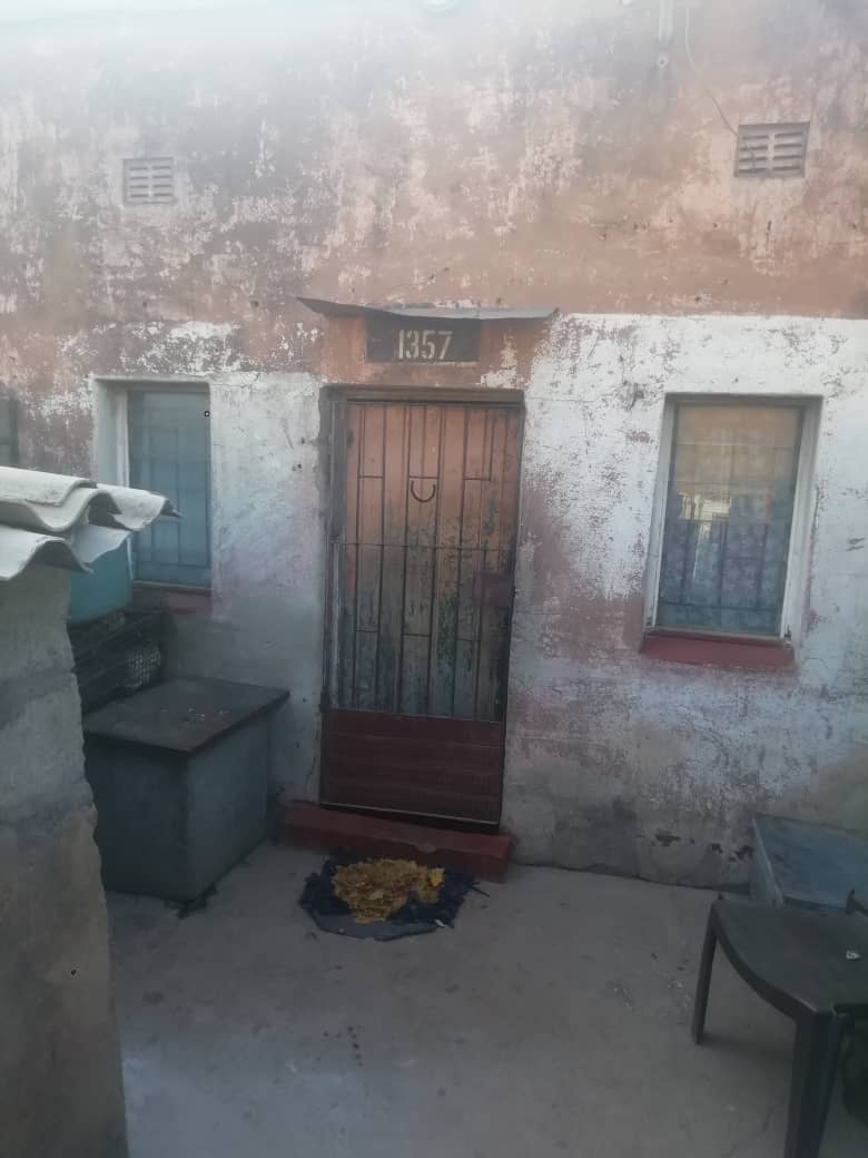 FoundationAnthu's tweet photo. Yet another #SmileMakokoba project complete. We visited umama umaDube who lives in her home with her 4 grandchildren. As usual, the project took two days to complete, including some time spent filling in cracks, scraping off old paint, and painting an undercoat.
#AddictedToUbuntu https://t.co/NBFRijQyGm