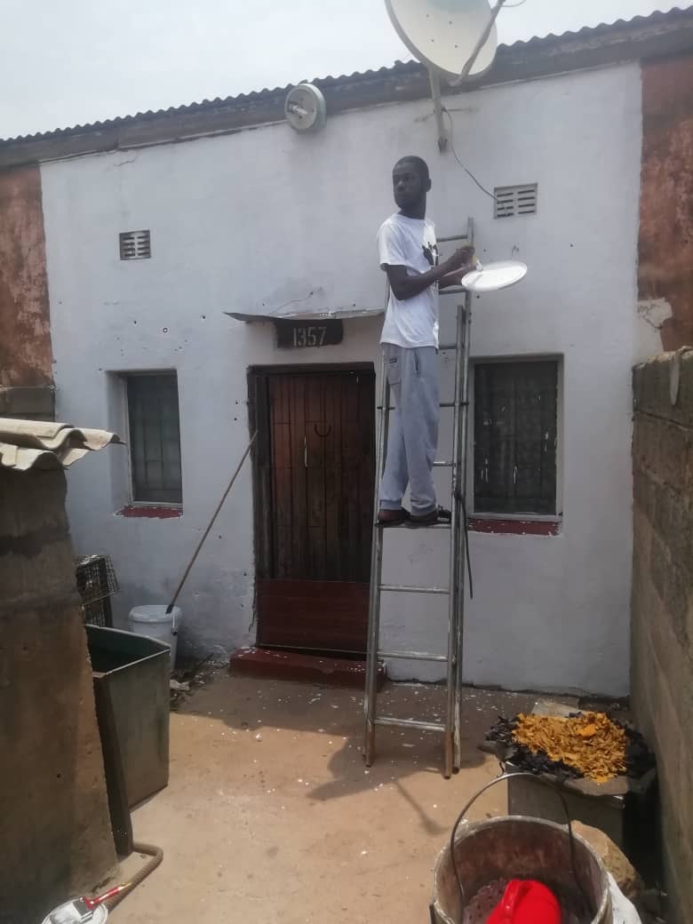 FoundationAnthu's tweet photo. Yet another #SmileMakokoba project complete. We visited umama umaDube who lives in her home with her 4 grandchildren. As usual, the project took two days to complete, including some time spent filling in cracks, scraping off old paint, and painting an undercoat.
#AddictedToUbuntu https://t.co/NBFRijQyGm