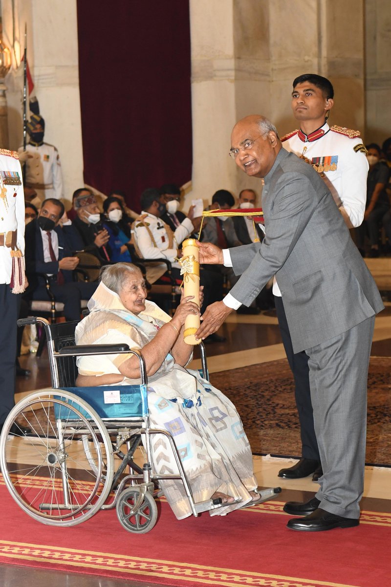 rashtrapatibhvn's tweet photo. President Kovind presents Padma Shri to Smt. Jaswantiben Jamnadas Popat for Trade and Industry. She is one of the founders of Shri Mahila Griha Udyog Lijjat Papad, a women’s worker cooperative involved in the manufacturing of various fast-moving consumer goods. https://t.co/tfdK7Et0ax