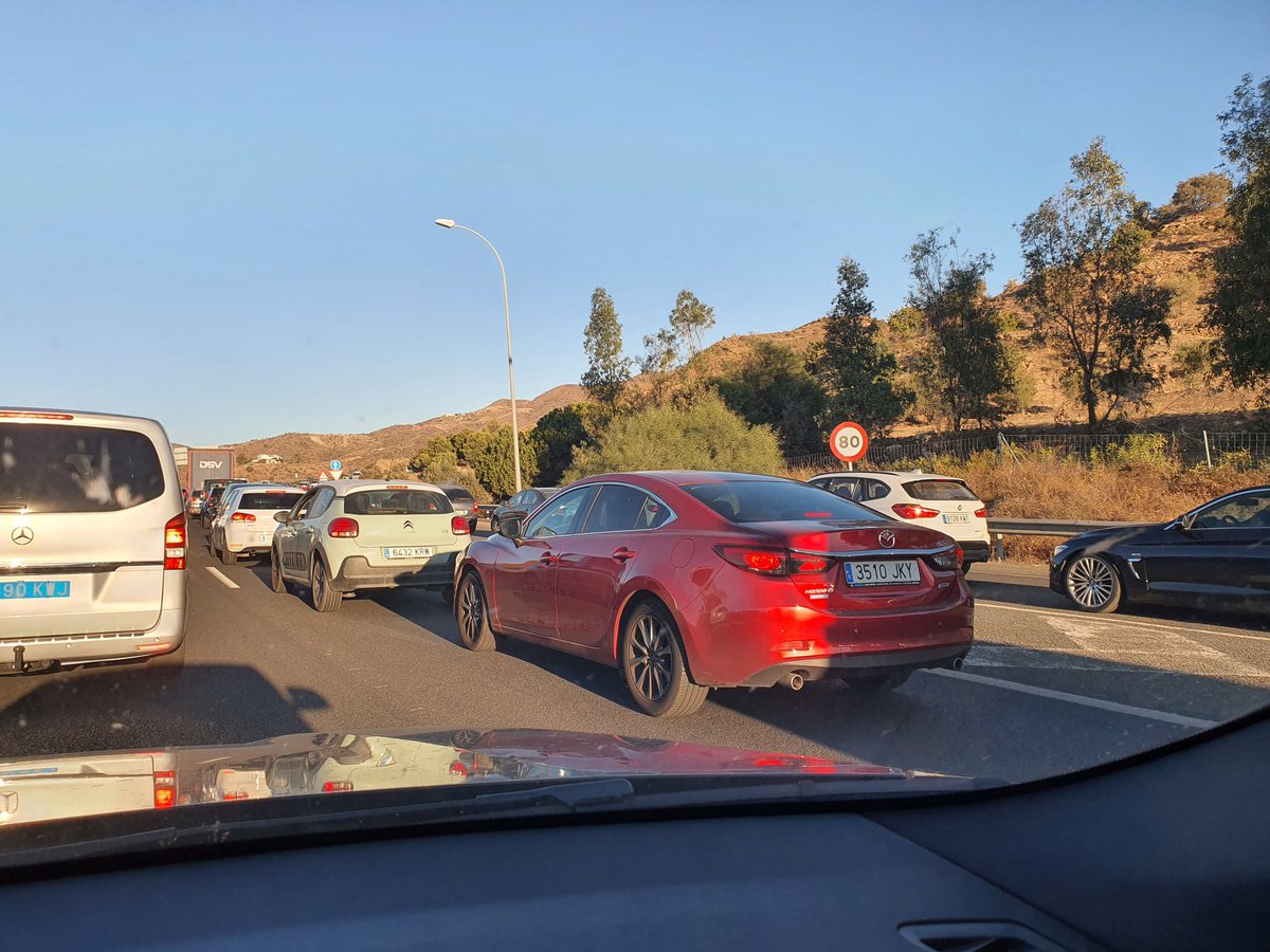 AndresRechePLAN's tweet photo. 43 min para 3 kms y sin más opciones/alternativas para ir desde la #Axarquia dirección #Malaga.
El tercer carril de conexión Oriental en la A7 y el cercanías a #VelezMalaga ya va tarde.
#AxarquiaOlvidada https://t.co/pw0pzryOJn