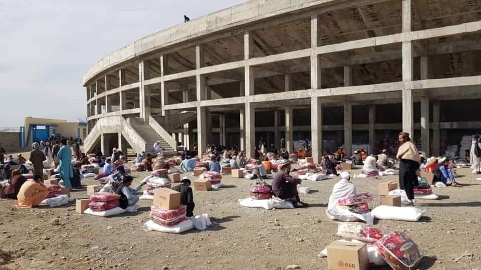 ژوند ژوند 👏
د اغلې نديمې (پتينګړې کاکۍ) په هڅو، د خوست له پنځو سوو بېوزلو کورنيو سره د اړينو توکو مرسته وشوه.
دې وويل، چې د مرستو دا لړۍ به نورو سيمو ته هم وغځوي.