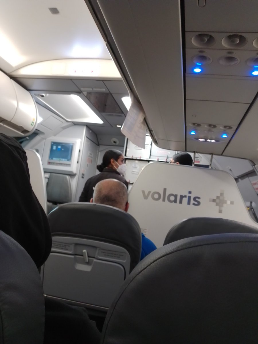 Lexi_gs's tweet photo. @viajaVolaris apenas abordando y en vez de darle velocidad al proceso porque vamos algunas HRS demorados estamos en la secundaria intercambiando chisme con las azafatas https://t.co/72nJazSwhz