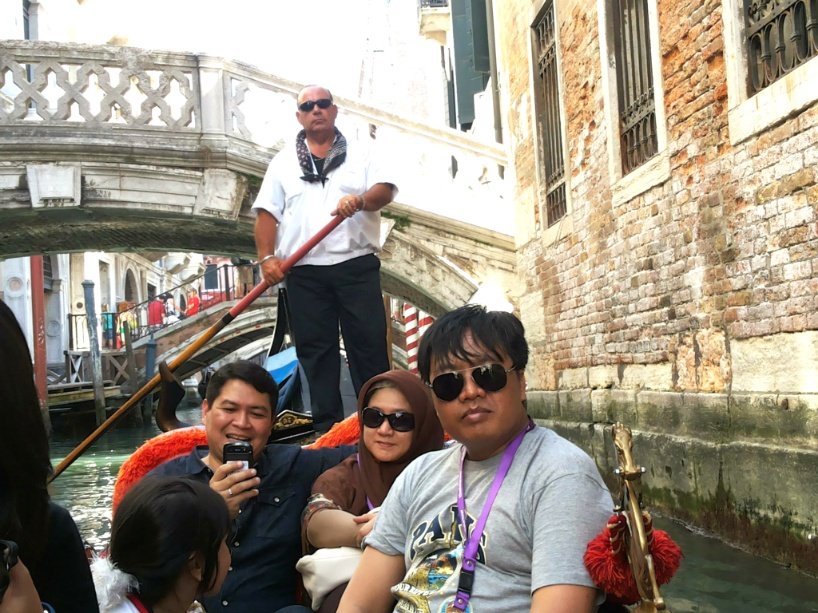 rowi_jkt's tweet photo. @MIsaHarun1 @Dennysiregar7 Saya yg sering jalan2 ke Eropa ga kutemukan apa apa di JKT. Di Eropa naik prahu gethek Gondola lewat sungai2 baik di Venesia maupun di Amsterdam Di JKT prahu boat yang ada https://t.co/XSibIzJk1W