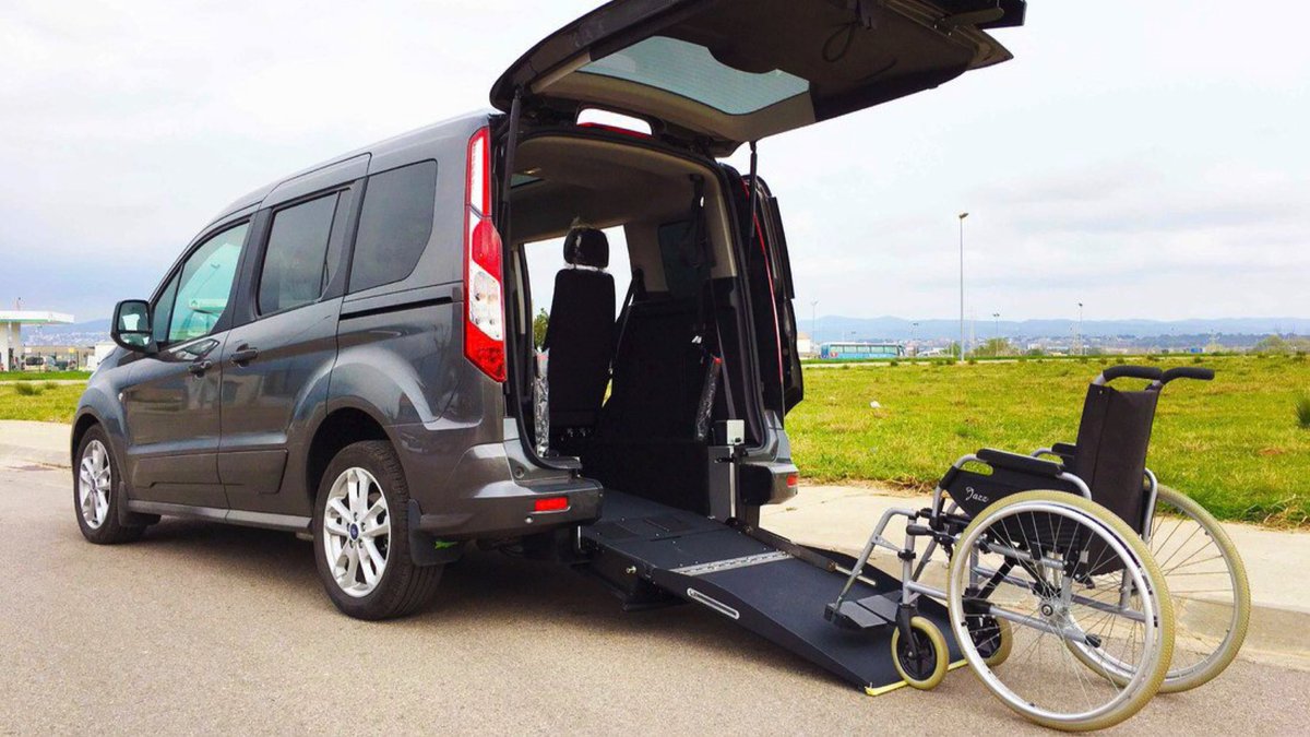 policiaelche's tweet photo. Et sembla #excessiva aqueixa reserva per a vehicles de Persones amb Mobilitat Reduïda o #innecessària la seua zona d'exclusió? Aquesta està adaptada a les característiques d'accés al vehicle.

👉🏼 Respecta les reserves #PMR i tingues en compte l'espai que necessiten per a accedir https://t.co/lXyqOodWvl