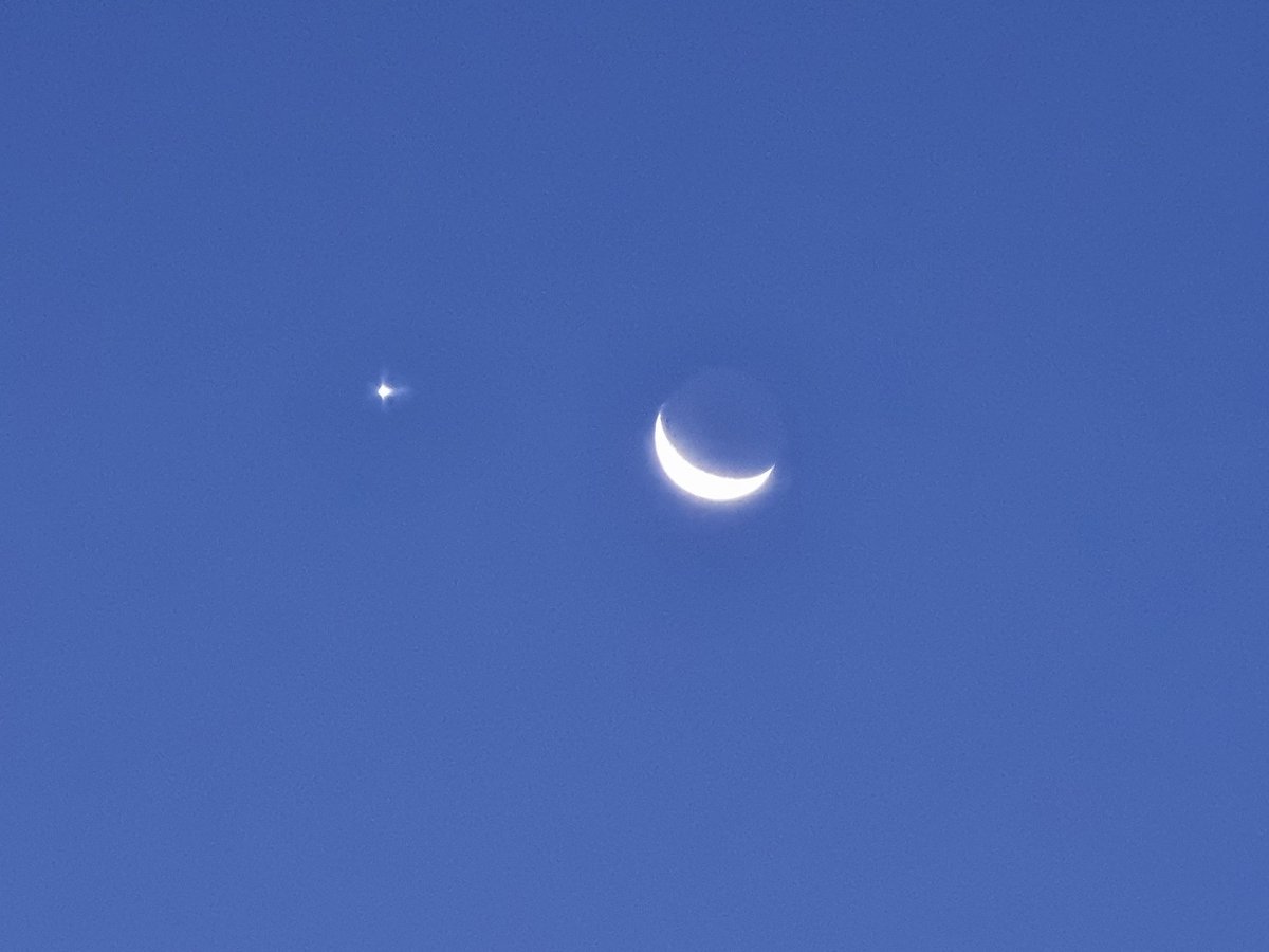 rbpetal's tweet photo. @NASA I saw it.  Just before dusk. It was very clear last night,  just looked so pretty and bright https://t.co/CpmupZgqYj