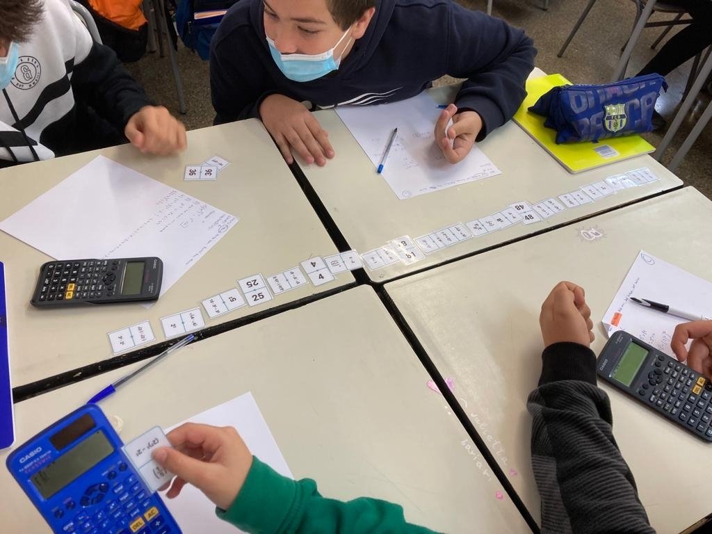 vedrunacent's tweet photo. Aprenem matemàtiques amb un joc demostració! El dòmino de les potències de l'ONMAT! Qui guanyarà? #3ESOSSCC #matematiques #manipulatives #ONMAT #inteligenciesmultiples #somfutursomsscc https://t.co/qZRVQ72ZKK