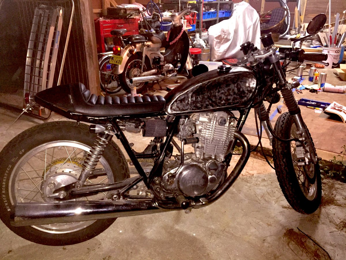 RickyGarage1's tweet photo. #SR400
 #カフェレーサー
昔友人の依頼で作ったSRの写真でてきた笑

純正をエグリタンクにしたりシートに合わせてシートレール作ったり大変やったなぁ…車検も自分でやって勉強になりました

たぶんまだTwitterにあげてなかったと思う
たぶん… https://t.co/UkYn1tZ6K3