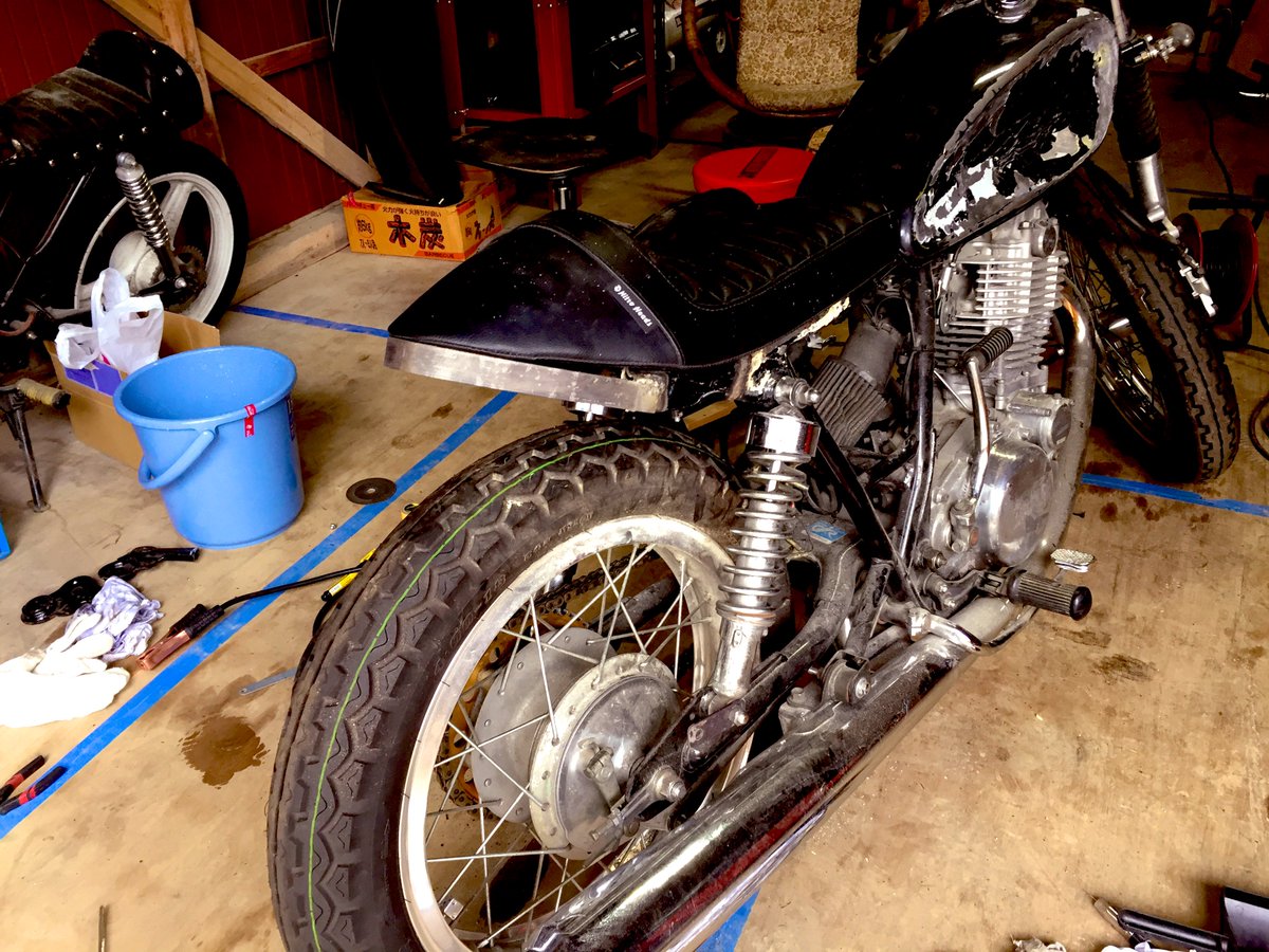 RickyGarage1's tweet photo. #SR400
 #カフェレーサー
昔友人の依頼で作ったSRの写真でてきた笑

純正をエグリタンクにしたりシートに合わせてシートレール作ったり大変やったなぁ…車検も自分でやって勉強になりました

たぶんまだTwitterにあげてなかったと思う
たぶん… https://t.co/UkYn1tZ6K3