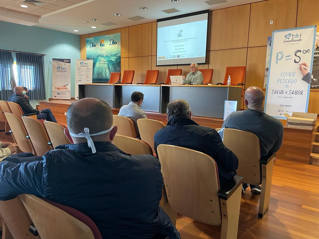 ProyectoGEOCAP's tweet image. Ricardo Pérez Martín @IIM_CSIC , responsable del @ProyectoGEOCAP, participó el pasado sábado en el taller práctico sobre gestión pesquera (Descartes y basuras marinas) organizado por la @opplugo destinado a patrones de pesca.@ecoalf #Upcycling @FBiodiversidad #ProgramaPleamar