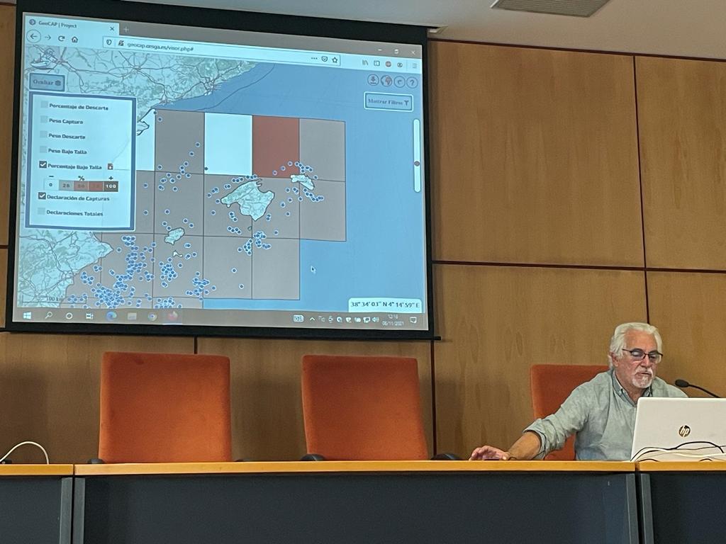 ProyectoGEOCAP's tweet image. Ricardo Pérez Martín @IIM_CSIC , responsable del @ProyectoGEOCAP, participó el pasado sábado en el taller práctico sobre gestión pesquera (Descartes y basuras marinas) organizado por la @opplugo destinado a patrones de pesca.@ecoalf #Upcycling @FBiodiversidad #ProgramaPleamar