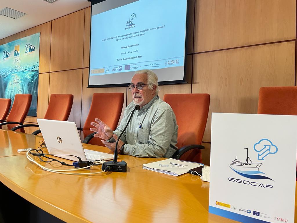 ProyectoGEOCAP's tweet image. Ricardo Pérez Martín @IIM_CSIC , responsable del @ProyectoGEOCAP, participó el pasado sábado en el taller práctico sobre gestión pesquera (Descartes y basuras marinas) organizado por la @opplugo destinado a patrones de pesca.@ecoalf #Upcycling @FBiodiversidad #ProgramaPleamar