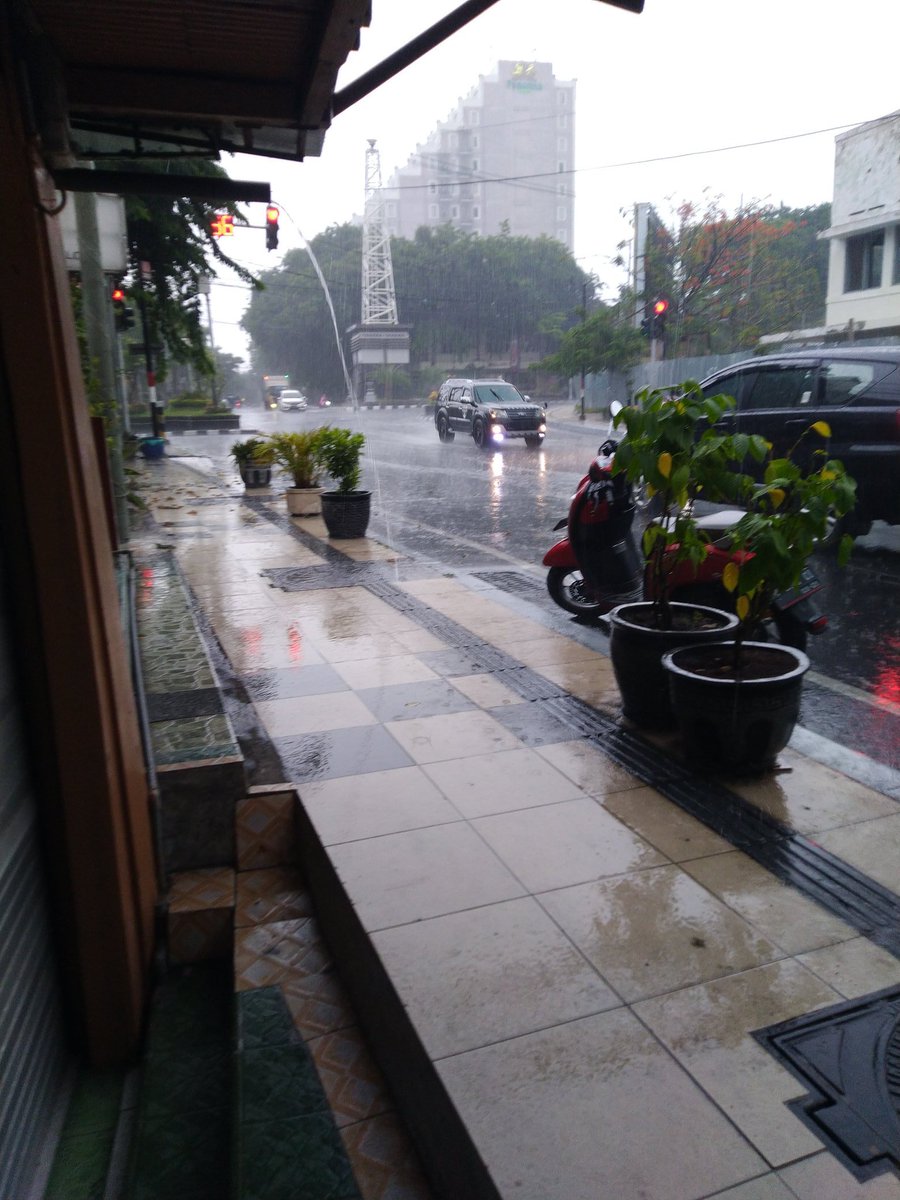 Gen_Streaming's tweet photo. Kondisi cuaca skrng gresik, jl.panglima sudirman dekat hotel pesona gresik hujan lebat @e100ss https://t.co/KyuPZR71dR