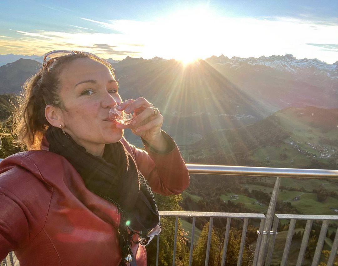 CostSaverTours's tweet photo. Cheers to travel! 🇨🇭 Our Travel Director @annerieketd snapped happy guests on our #CSLondonToRome

"I take my duty of bringing healthy and happy people to my final destination very serious. I even do a ‘quality’ control 😉"

Want a trip to 🇬🇧 🇫🇷 🇨🇭 🇮🇹 ? 👉 https://t.co/ZKK03HYRbs https://t.co/uPktTppjH0