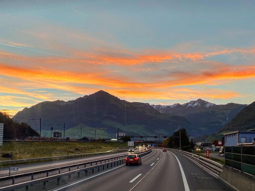 Cheers to travel! 🇨🇭 Our Travel Director @annerieketd snapped happy guests on our #CSLondonToRome

"I take my duty of bringing healthy and happy people to my final destination very serious. I even do a ‘quality’ control 😉"

Want a trip to 🇬🇧 🇫🇷 🇨🇭 🇮🇹 ? 👉 bit.ly/3o6Zxx2
