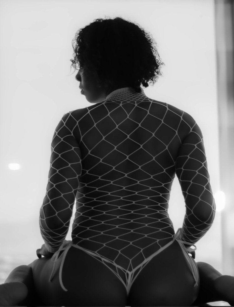 risquemagzz's tweet photo. Nothin but Net 😝 w/@Moebombbae 
-
#vegasphotographer #lasvegasphotographer
#boudoirphotographers #boudoirphoto 
#boudoir #blackandwhite #beautifulgirls #melanin #vegasmodels #risquemagzz https://t.co/yFYxjF9ITi