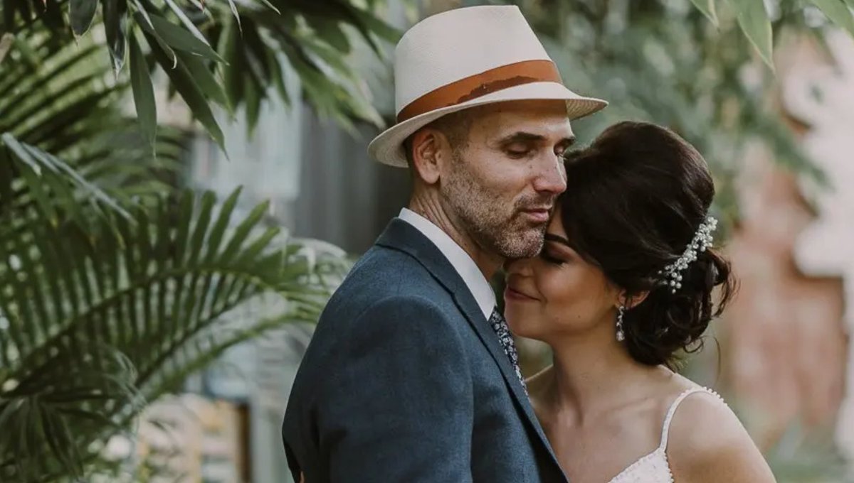 Cameralifelive's tweet photo. RT @myweddingawayUK: Sometimes a simple embrace can create the most magical picture. Cara Navarro Photography.
#bride #groom #brideandgroom
#brideandgroomcaptured #brideportrait
#destinationweddingphotography #weddingday #wedding #destinationweddings #… https://t.co/T9G32nQM96