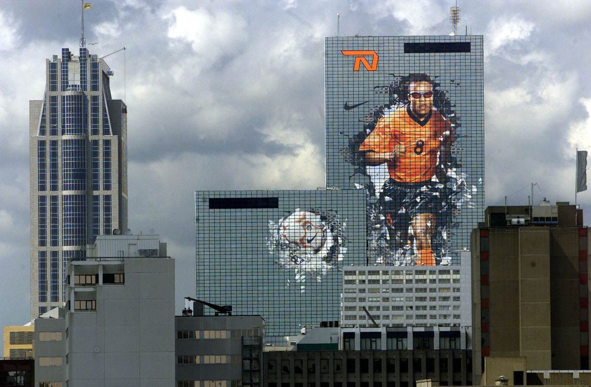 25 jaar partnerschap tussen KNVB en Nike wordt gevierd op iconische wijze op de Delftse Poort in Rotterdam 😍 En kennen we Edgar Davids nog tijdens EURO2000? 📸 @KNVB