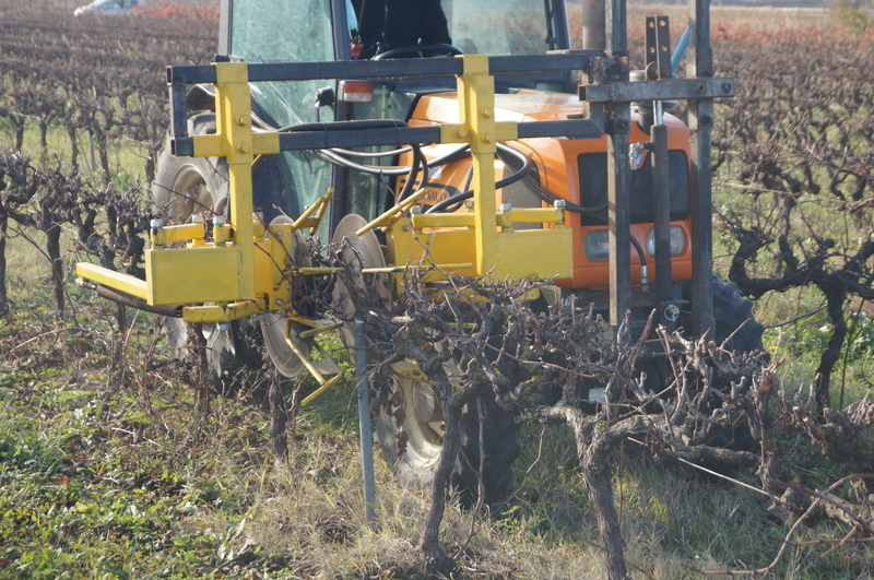 VigneReussir's tweet photo. [TAILLE DE LA VIGNE] Mécaniser pour réduire ses coûts de production https://t.co/fLe2pWhydo https://t.co/ZpkZ8S8S8M