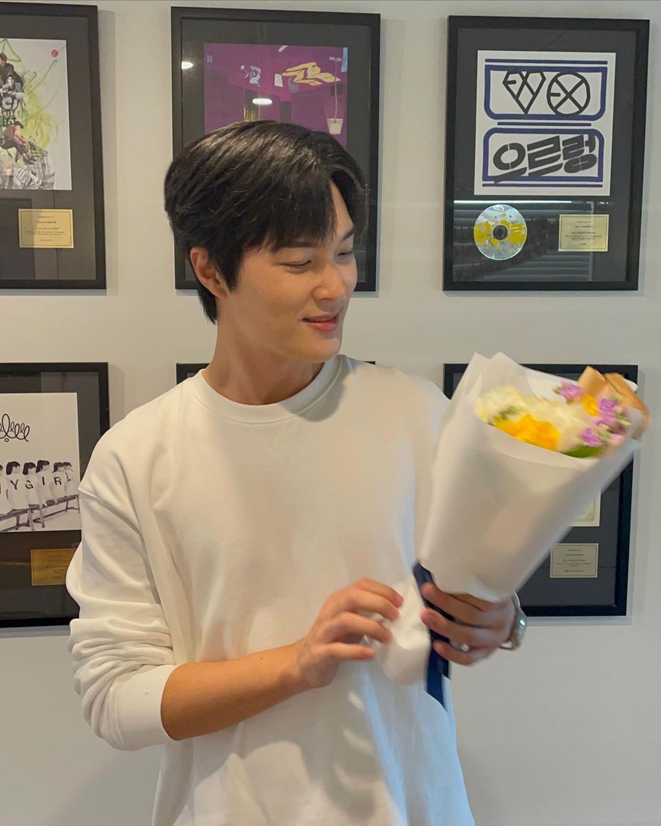 NivePhilippines's tweet photo. [3rd year anNIve] Find someone who looks at you the way NIve looks at this bouquet.🥰💐 

#NIve #니브 #thisisnive #JisooPark #3YearsWithNIve #NIveIsComing @thisisnive #ToMyDearNIve https://t.co/ykmEpv1Xck