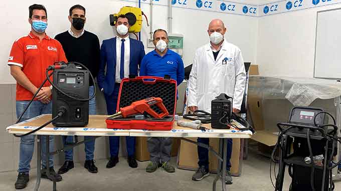Centro_Zaragoza's tweet photo. Muy interesante la presentación que han realizado los técnicos del Grupo @CEVIK_SA en  @Centro_Zaragoza de la gama de equipos de #soldadura y #reconformado de #carrocerías de #automóviles 🚗, tanto para #chapa de #acero como para #alumio.   👇
https://t.co/gk1zotlOlm https://t.co/3S1l0X48G4