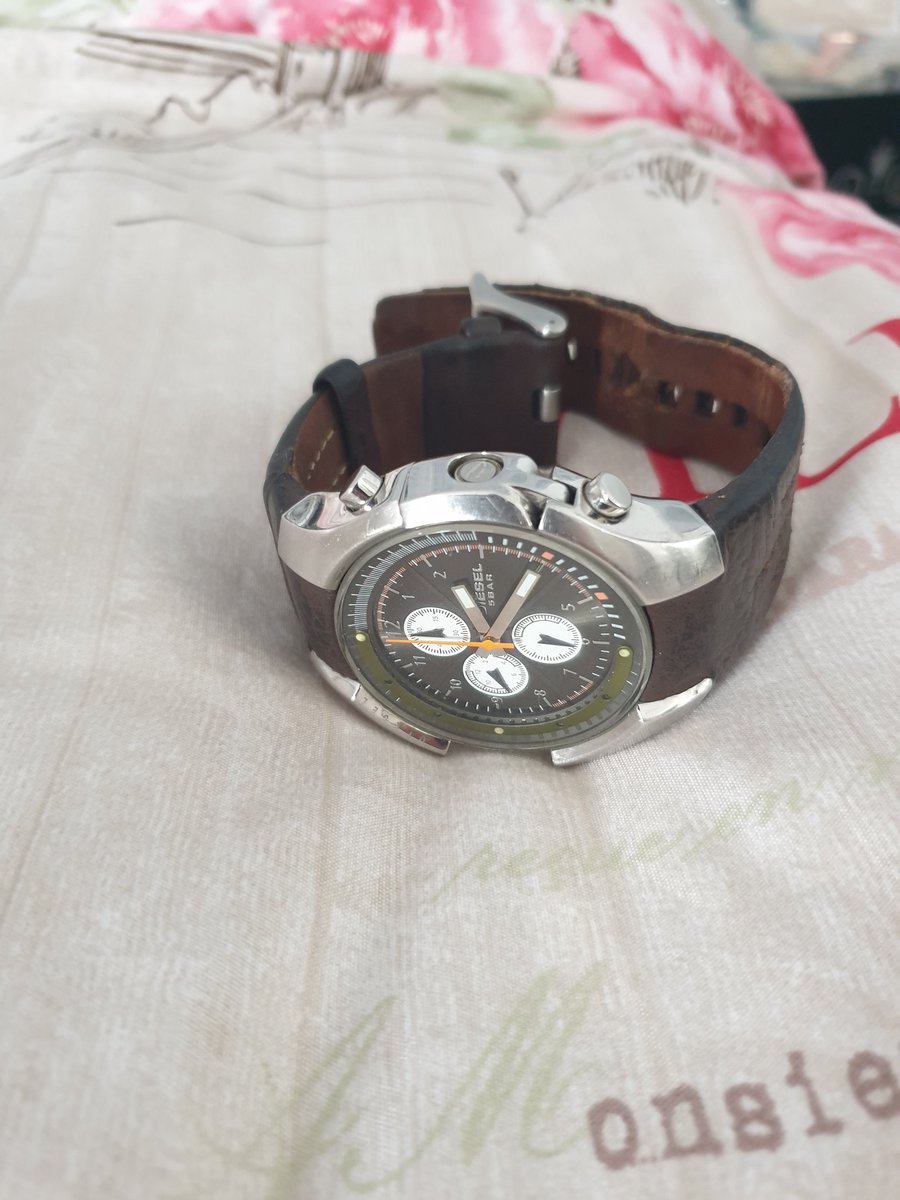 BfreeMoh's tweet photo. @thelittlesnft This was my first watch I've got from my own money i collected form Gifts . It's about 20 years old and not working, but i still have it 😄 https://t.co/Ttz0SA785J