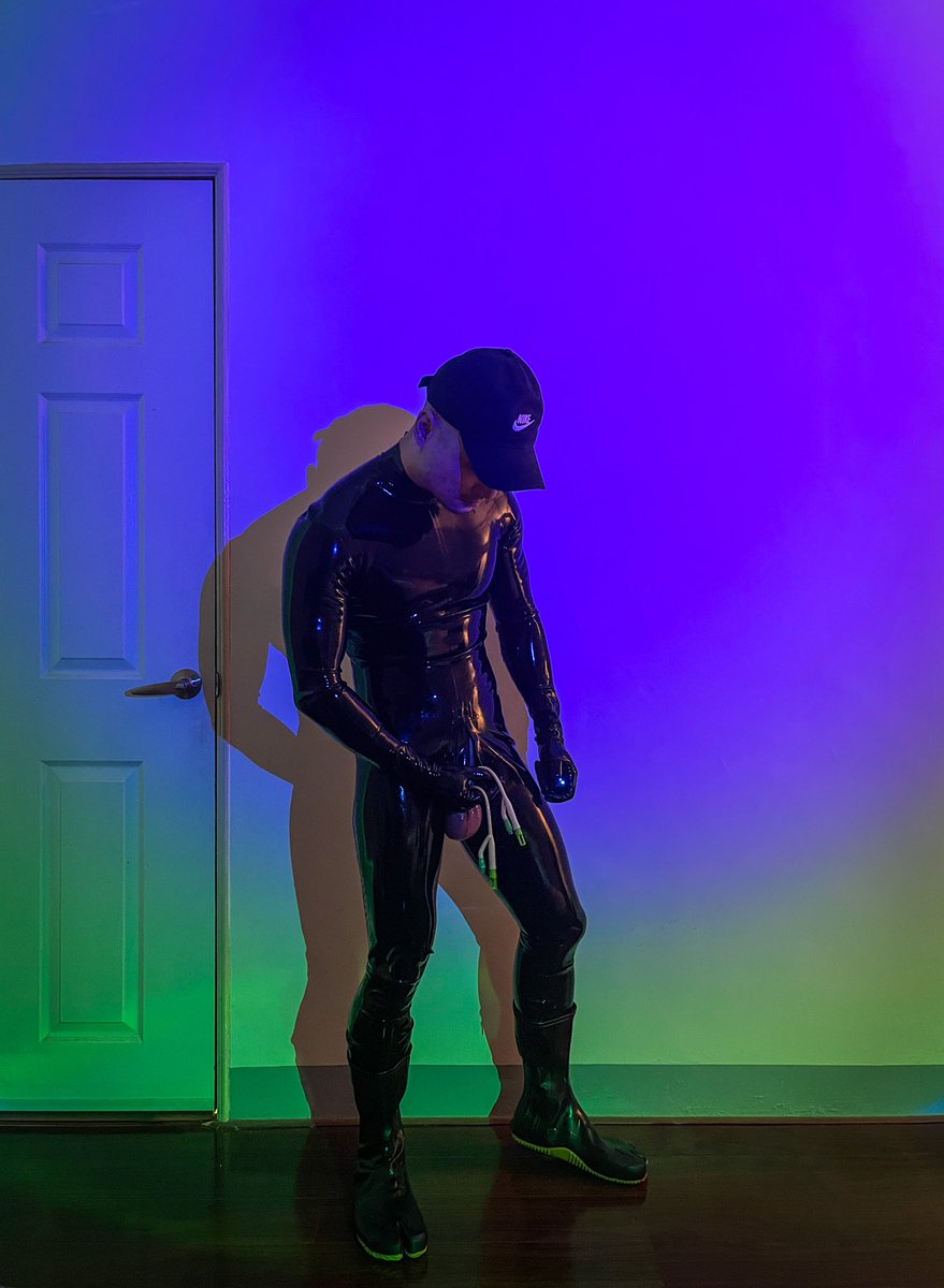 最近假日都在當工人，終於有時間變身。把握機會一次拳好、插上雙導尿，灌滿水球！
#fisting #catheter #saline #rubberman