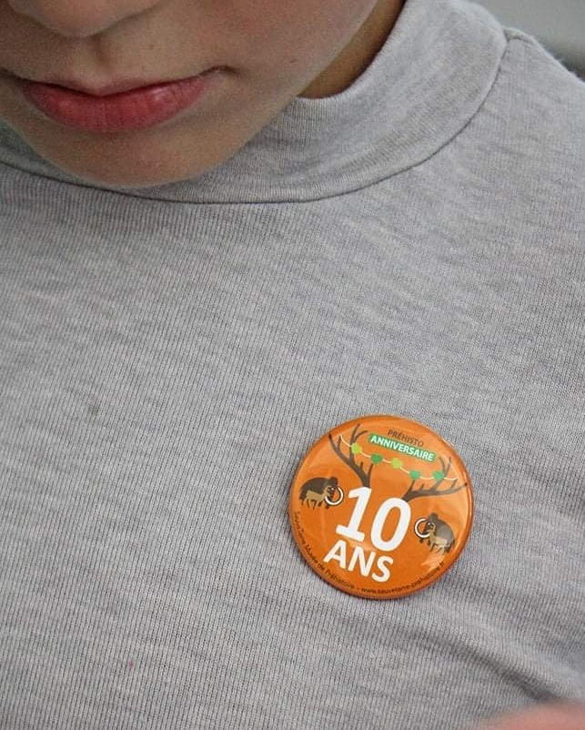 lafabriqueTM's tweet photo. 🧡🦌🌳On a fêté les 10 ans de @sauveterremp1923 musée de #Préhistoire ! Pour l'occasion, nous avons
👉 créé et fabriqué un #badge spécial anniversaire
👉 conçu et animé les #ateliers PréhistoSac et PréhistoSelfie https://t.co/np5rY7Ekhe