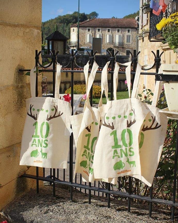 lafabriqueTM's tweet photo. 🧡🦌🌳On a fêté les 10 ans de @sauveterremp1923 musée de #Préhistoire ! Pour l'occasion, nous avons
👉 créé et fabriqué un #badge spécial anniversaire
👉 conçu et animé les #ateliers PréhistoSac et PréhistoSelfie https://t.co/np5rY7Ekhe