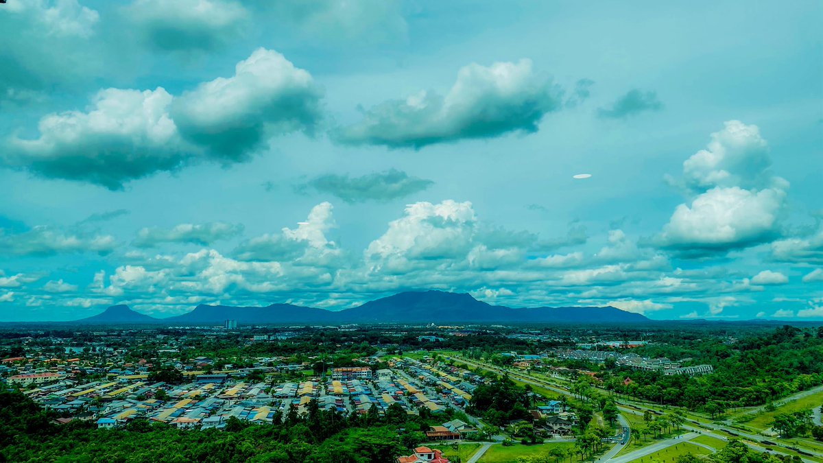 EdwinNurdjajadi's tweet photo. Mentally, Im #hiking either at Mount #Serapi in #Matang or at Mount #Santubong Today’s #Weathercloud is bright &amp; sunny with scenic views frm Level 17. Hope u like the views too folks! #tuesdaymotivations #tuesdayvibe @khalidainie @el_6sixty6 @SimpletonED @tlyadeen @muniekahar https://t.co/Cb8Ians7vp