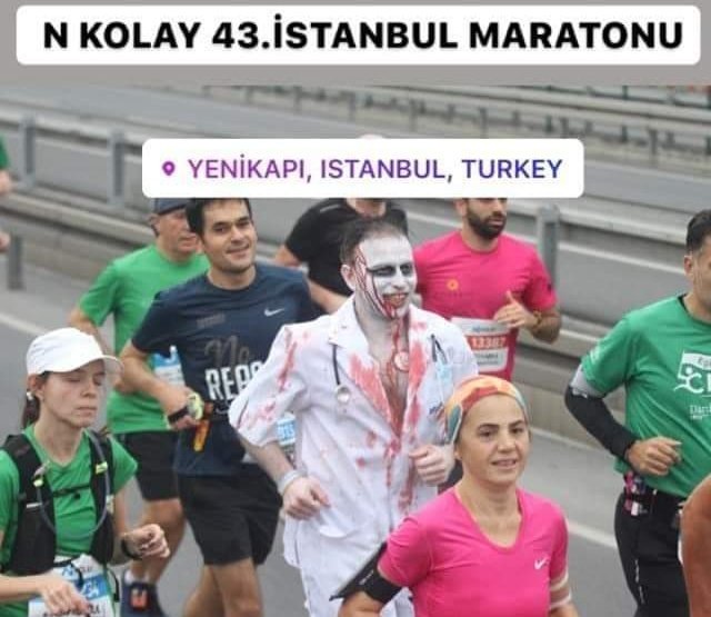 SaglikCamia's tweet photo. Son dönemin en anlamlı fotoğrafı 43. İstanbul maratonundan...
Bir sağlık çalışanı tüm dünyaya mesajını veriyor. https://t.co/ObFOUx4W2W
