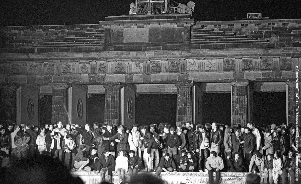 BAufarbeitung's tweet photo. Wir erinnern heute an den glücklichen Tag des #Mauerfall89. Die Grenzöffnung zeigte, dass die Machthaber i. d. #DDR d. frdl. Forderungen der Menschen nichts mehr entgegenzusetzen hatten. Der 9.11. steht mit d. Reichspogromnacht aber auch für das dunkelste Kapitel dt. Geschichte. https://t.co/OHSnpUEKTS
