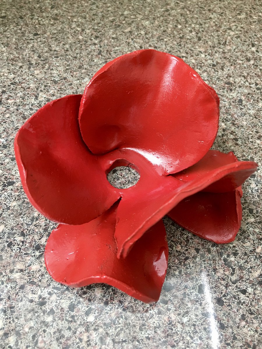 It's that time of year again #TowerofLondon #poppies