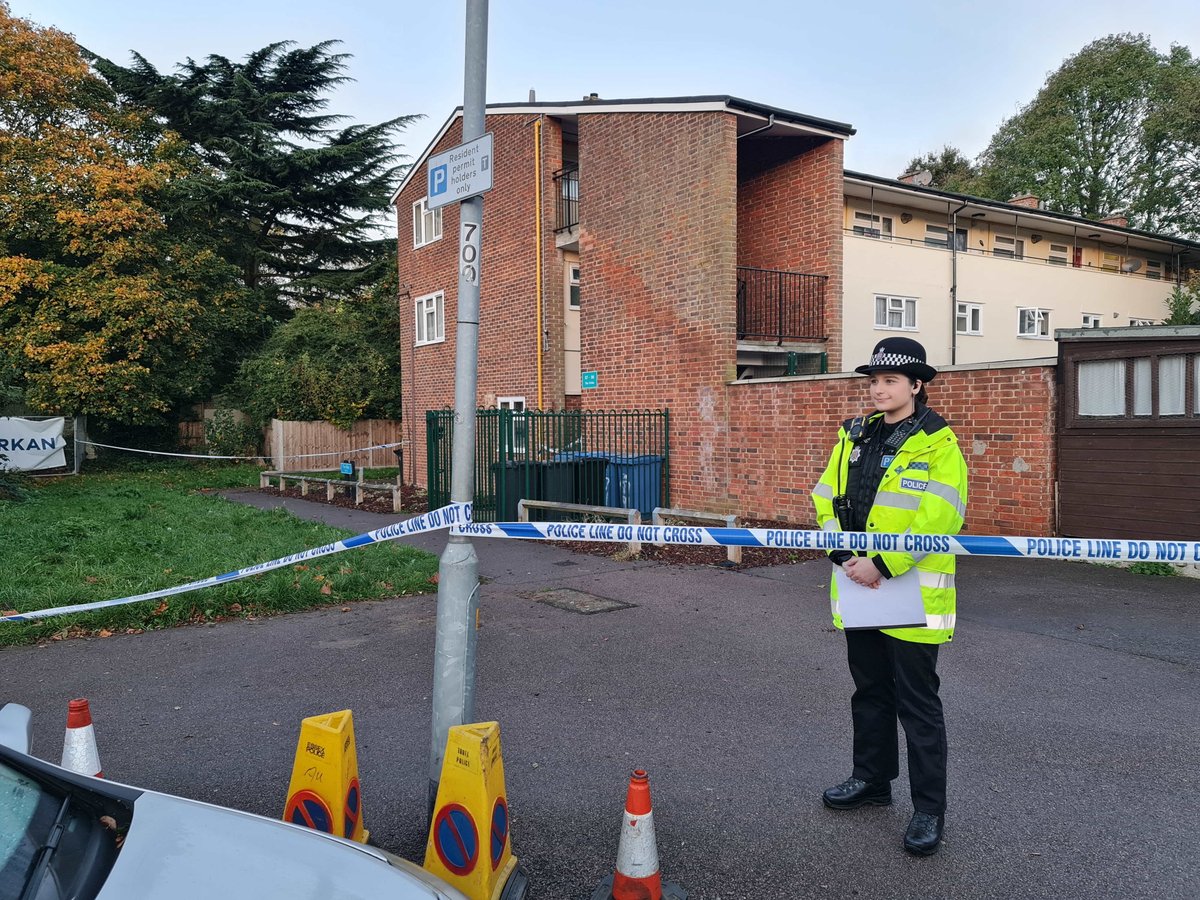A murder investigation's started following the death of a man in #Harlow.

We were called to The Hides at around 5.40pm yesterday and, sadly, a man was pronounced dead at the scene.

If you have any info call us on 101.

Read more: essex.police.uk/news/essex/new…