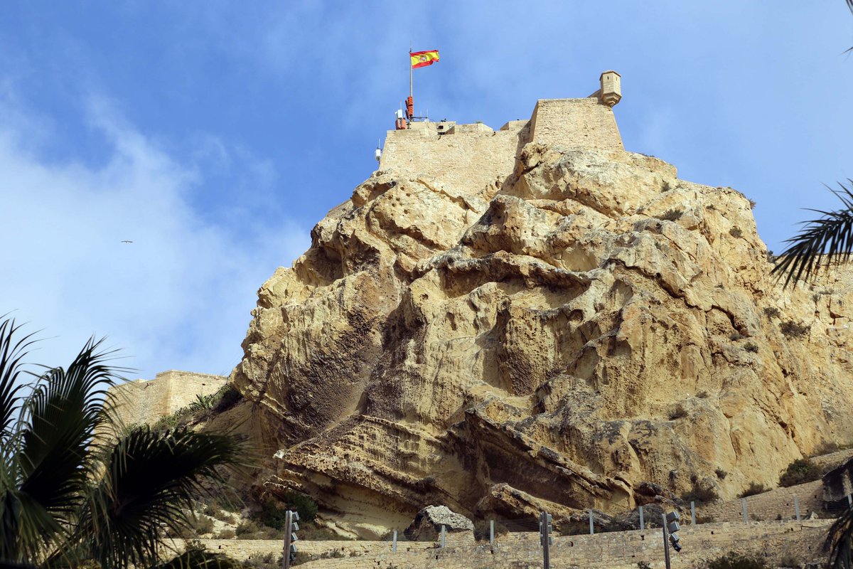 Alicante_City's tweet photo. 🆕 #SantaBarbaraCastle #Alicante.
The lifts open today at 10am with limited capacity. 
It is mandatory to wear a mask 😷 and the capacity of the access tunnel to the venue is limited to 90 people.
Access to the lifts in av. Juan Bautista Lafora
https://t.co/ivxkuKGtEP https://t.co/H2iYdFkcjL