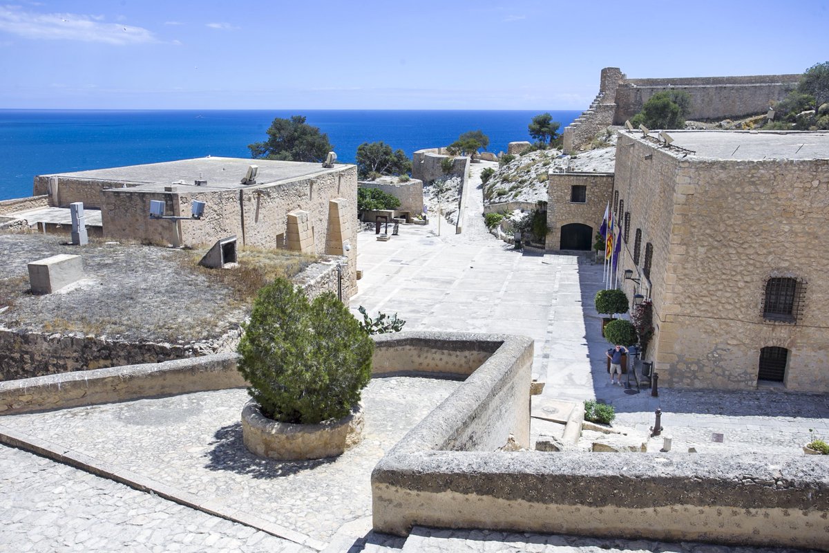 Alicante_City's tweet photo. 🆕 #SantaBarbaraCastle #Alicante.
The lifts open today at 10am with limited capacity. 
It is mandatory to wear a mask 😷 and the capacity of the access tunnel to the venue is limited to 90 people.
Access to the lifts in av. Juan Bautista Lafora
https://t.co/ivxkuKGtEP https://t.co/H2iYdFkcjL