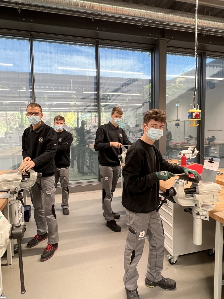 Keller_Luft's tweet photo. Unsere "neuen" Azubis sind gerade  im GARP Bildungszentrum in Plochingen. Dort erhalten sie eine Grundausbildung und werden so bestens auf den Arbeitsalltag vorbereitet.
Mehr Infos zu unseren Audbildungsberufen findest du hier: 
https://t.co/9oarQlNSo9 https://t.co/Jm7TfRs3MH